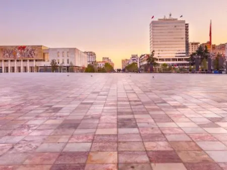 Center 3 * Τίρανα